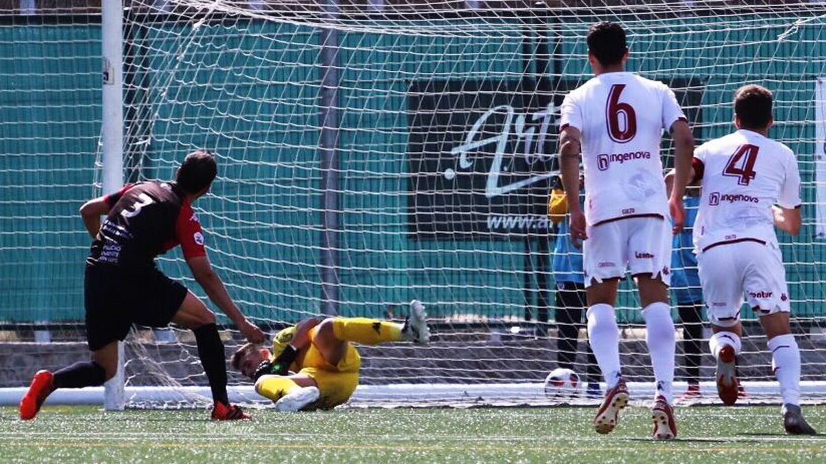 Palatsí, en el momento de detener el penalti. | IRENE RODRÍGUEZ