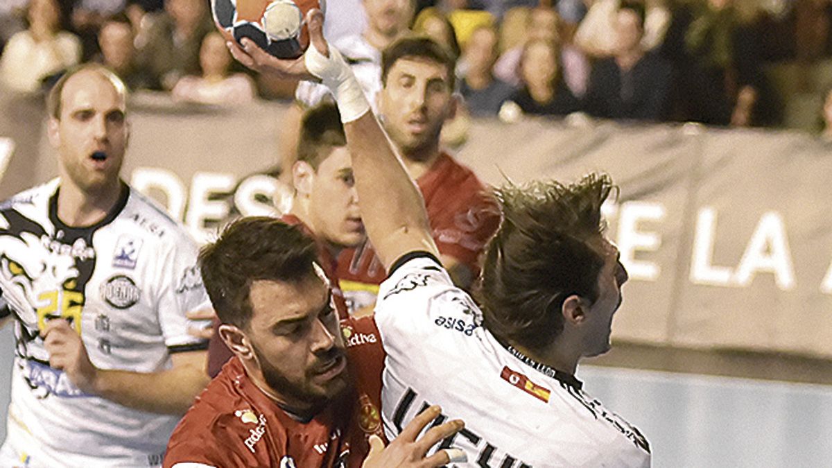 Fede Vieyra intenta realizar un lanzamiento frente al Huesca. | SAÚL ARÉN