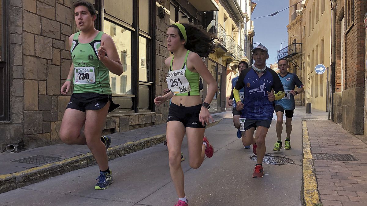 Un instante del paso de los corredores por las calles de Astorga. | P. FERRERO