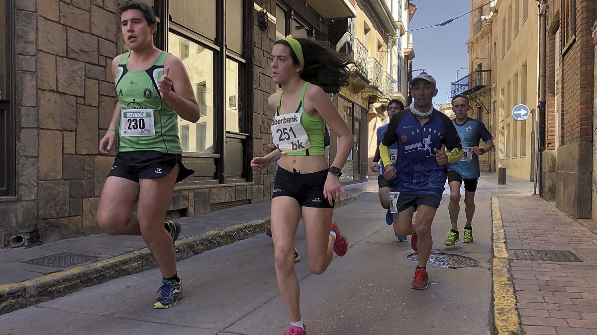 Un instante del paso de los corredores por las calles de Astorga. | P. FERRERO