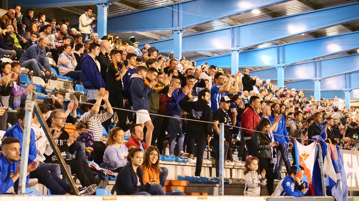 Aficionados de la Deportiva aplauden a su equipo. | FRANCISCO L. POZO
