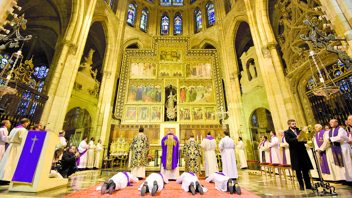 Un instante de la ceremonia de ordenación de los cuatro nuevos sacerdotes de la Diócesis de León. | SAÚL ARÉN