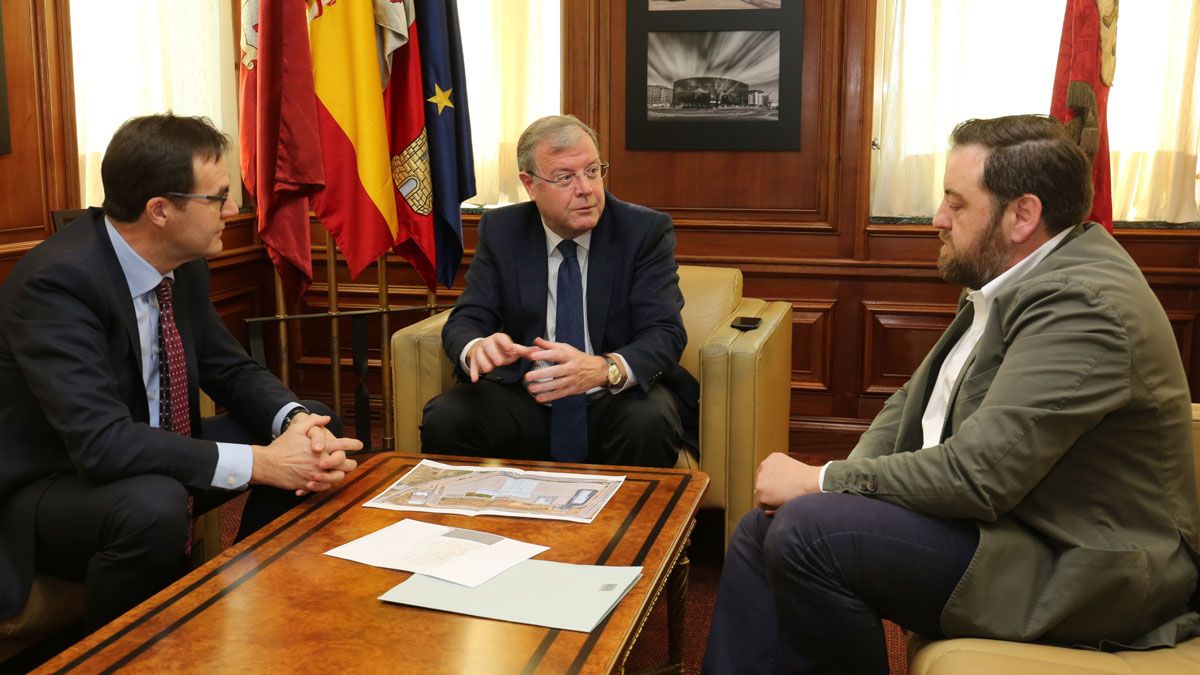 El alcalde, Antonio Silván (centro), con los responsables de Syva durante la reunión en el Ayuntamiento. | L.N.C.