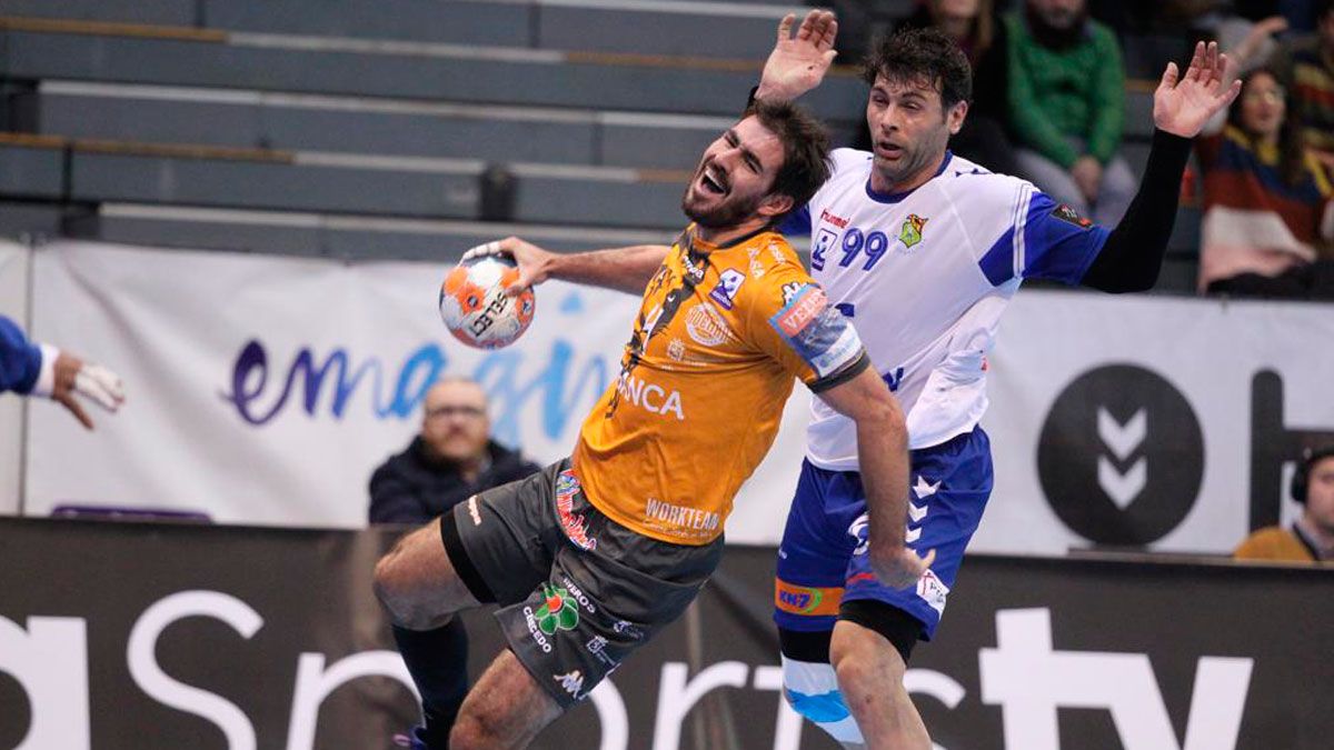 Simonet lanza ante la defensa de Antonio García. | BMGRANOLLERS