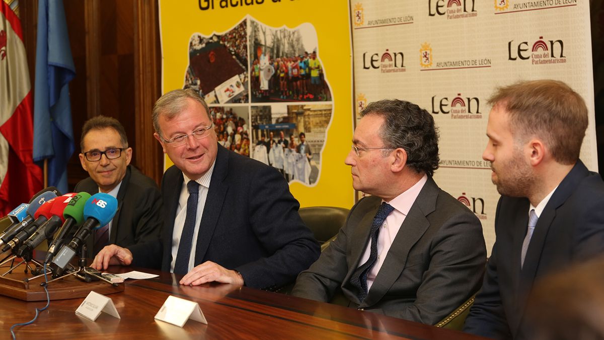 Ángel Alonso, Antonio Silván, Fernando Salguero y Efrén Alonso, este lunes en el Ayuntamiento de León. | CÉSAR