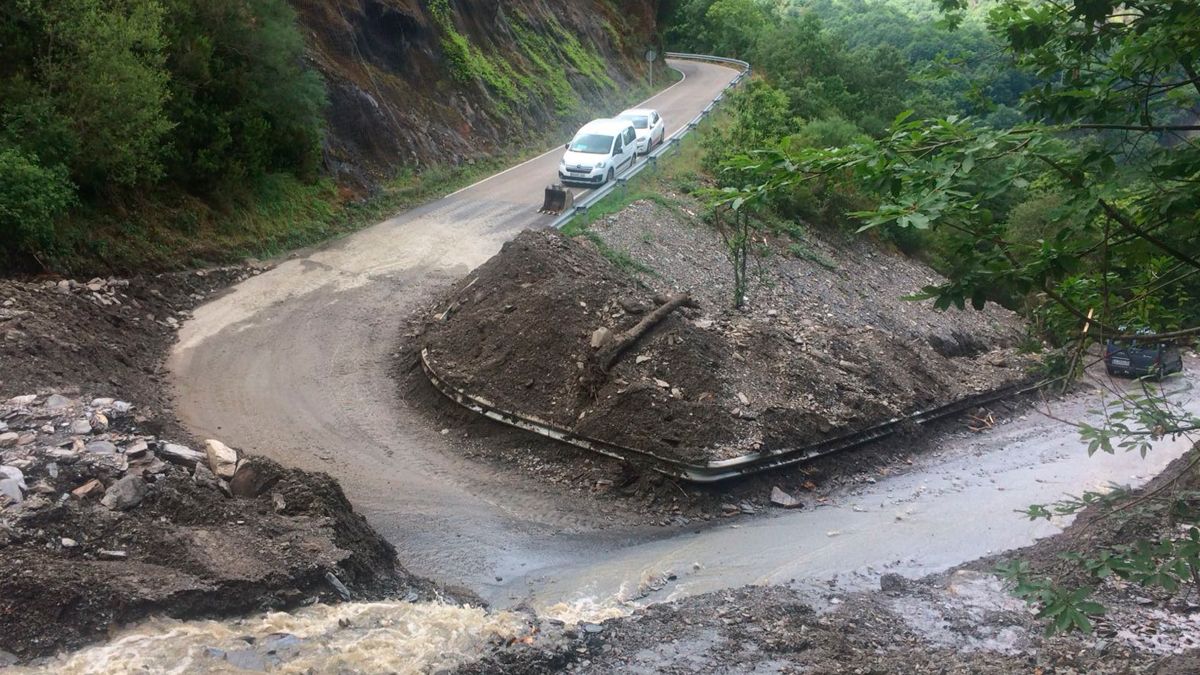 Uno de los cortes de la carretera de acceso a Peñalba, cuando los estériles caen sobre ella.