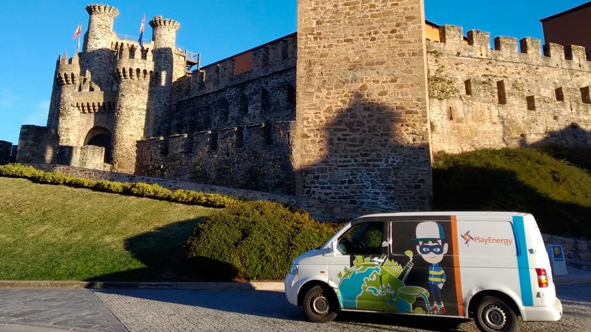 Vehículo que promociona la actividad a las puertas del castillo de Ponferrada.