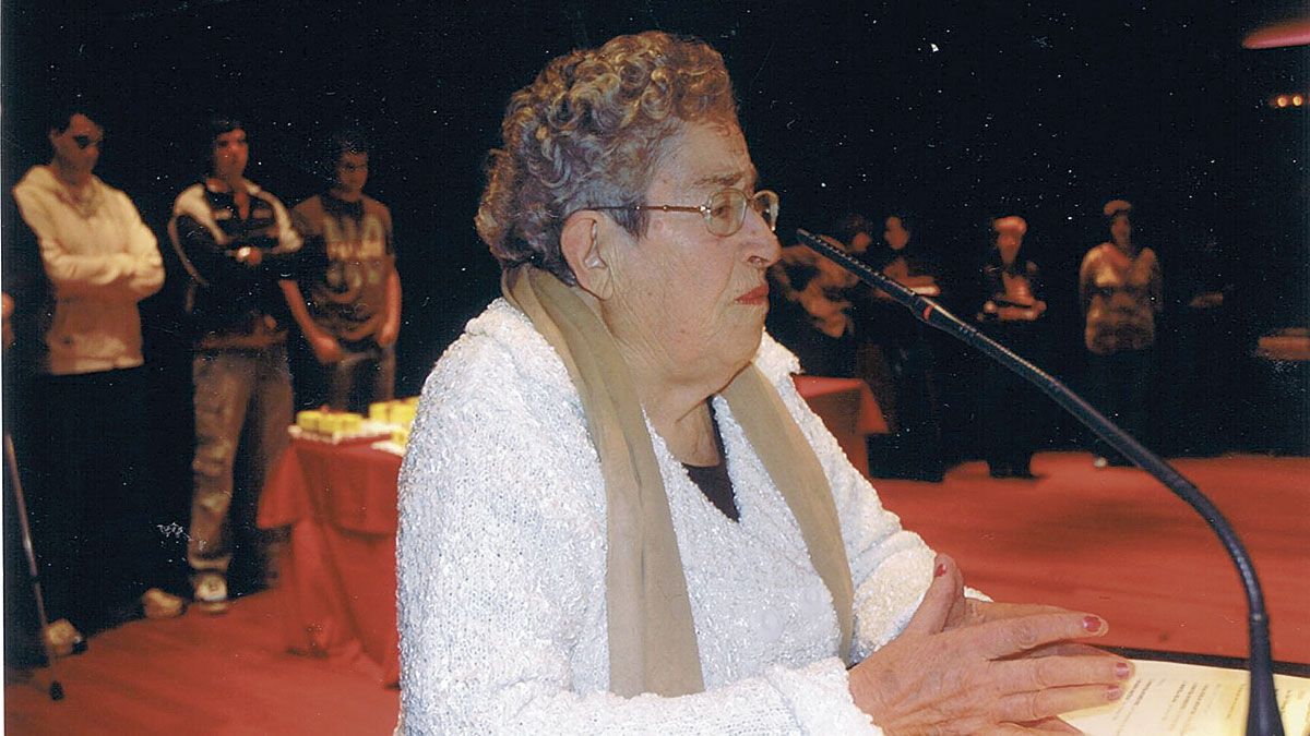 Manuela Rejas recogiendo su último premio literario.