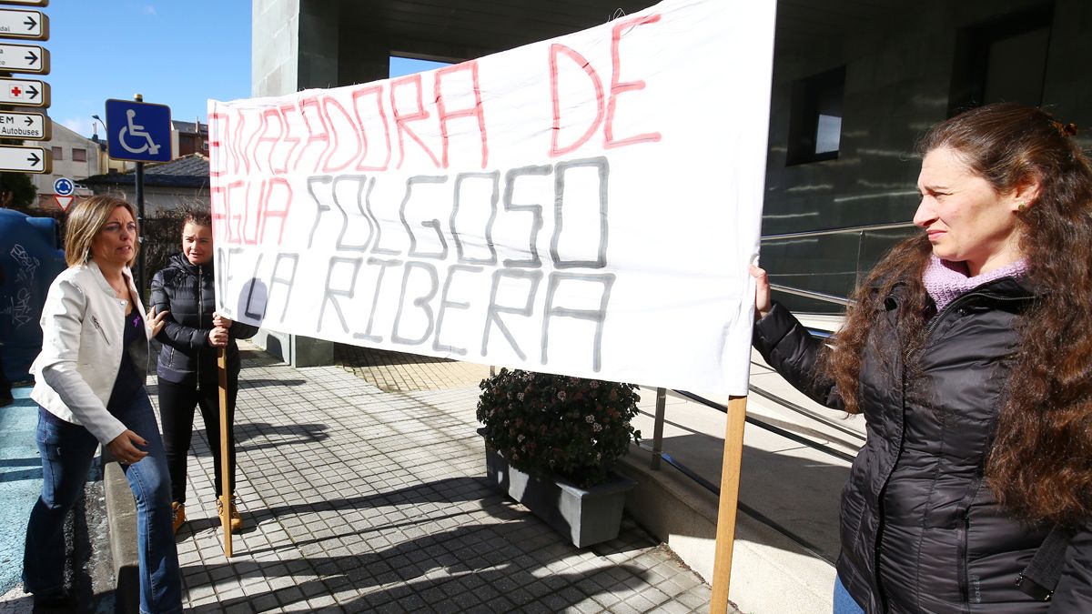 Los trabajadores recordaron a la consejera Marcos que la empresa sigue estando cerrada. | ICAL Los trabajadores recordaron a la consejera Marcos que la empresa sigue estando cerrada. | ICAL