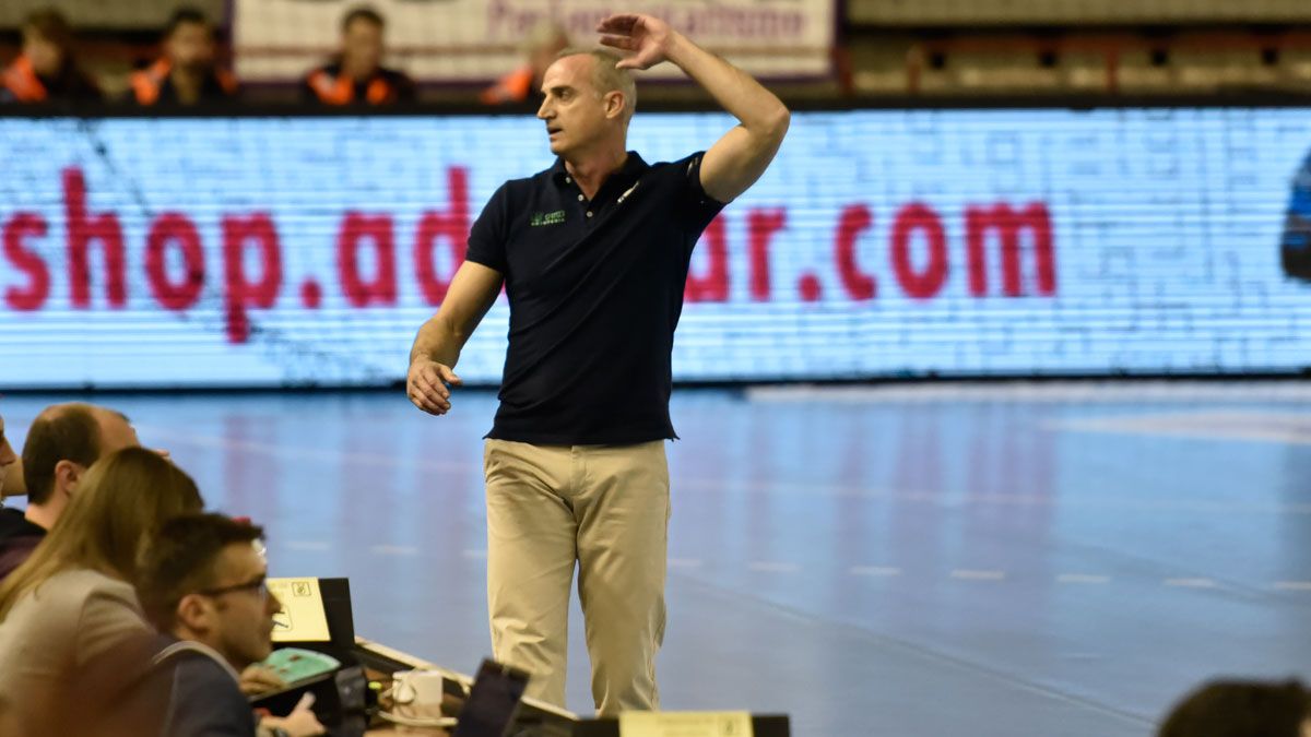 Rafa Guijosa se lamenta tras una decisión arbitral ante Huesca. | SAÚL ARÉN