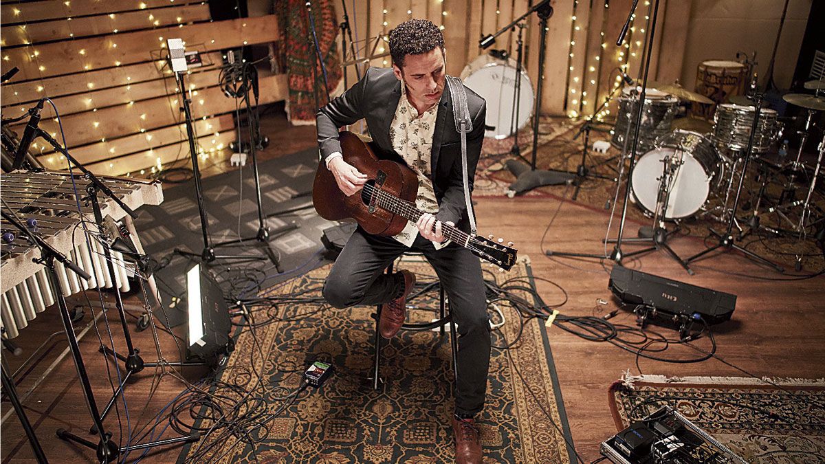 El cantante, guitarrista y compositor madrileño Depedro en el estudio de grabación.