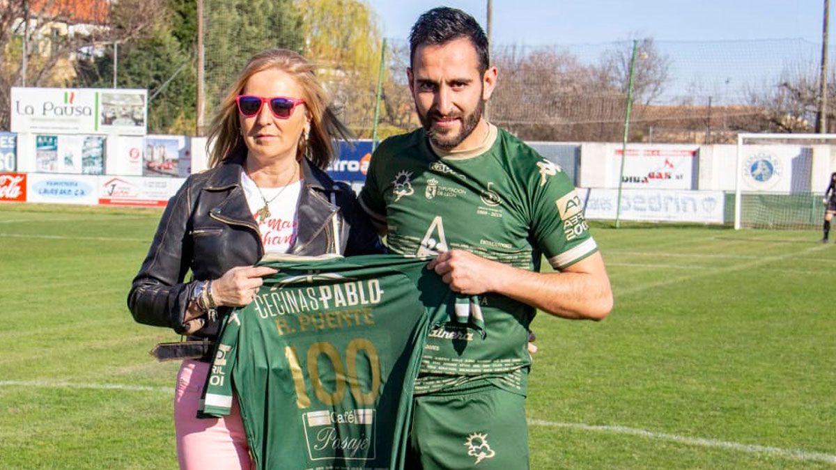 Puente, junto a Sagrario y con su camiseta centenaria. | JESÚS GONZÁLEZ