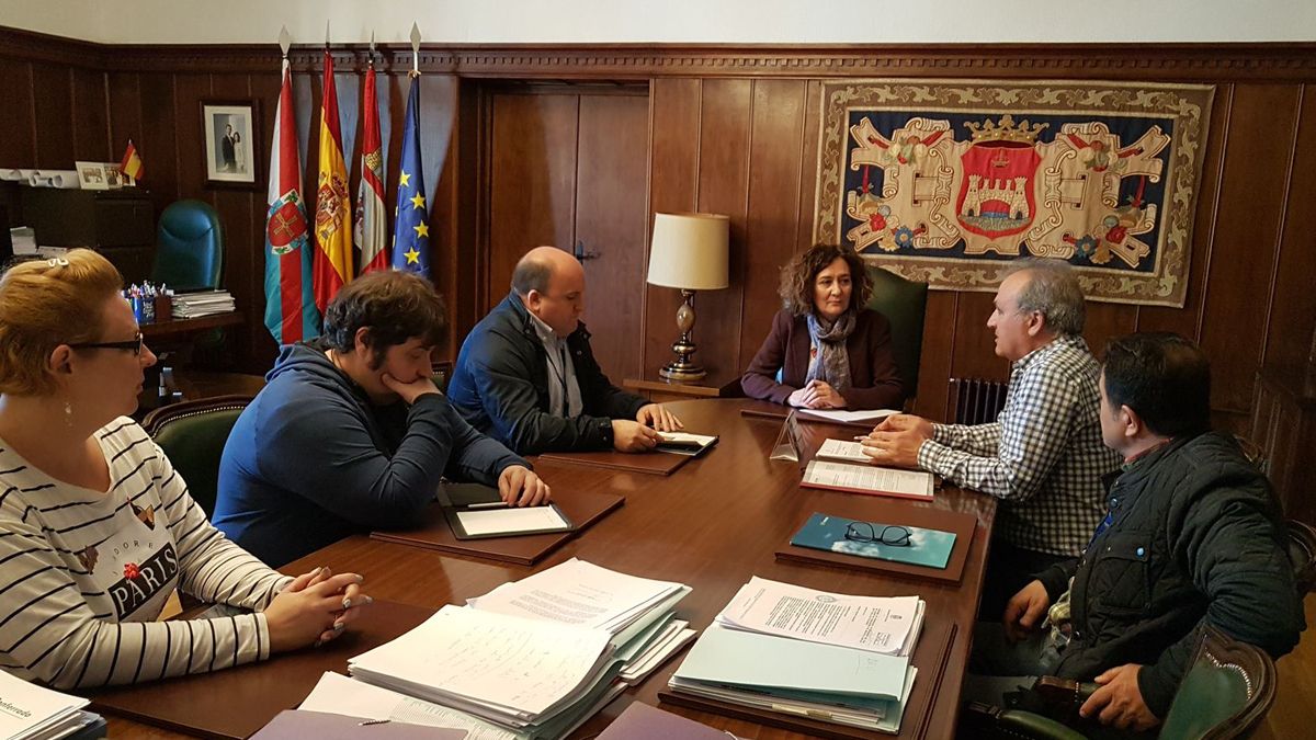Reunión de la regidora con los delegados de Movistar.