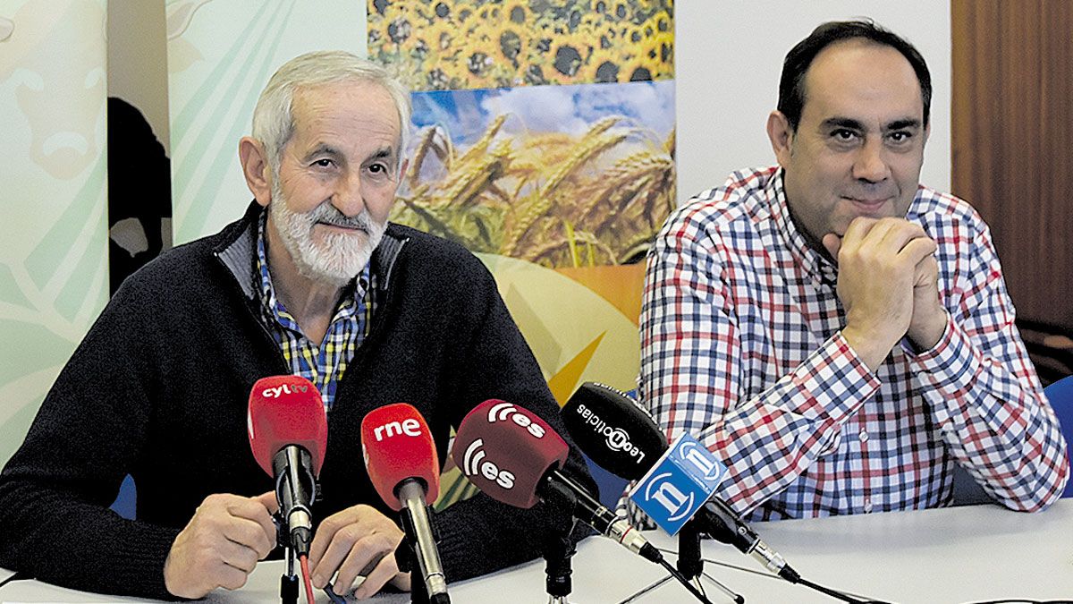 El secretario general de Ugal-UPA, Matías Llorente, y el secretario de organización, Valentín Martínez, durante la rueda de prensa.  | SAÚL ARÉN