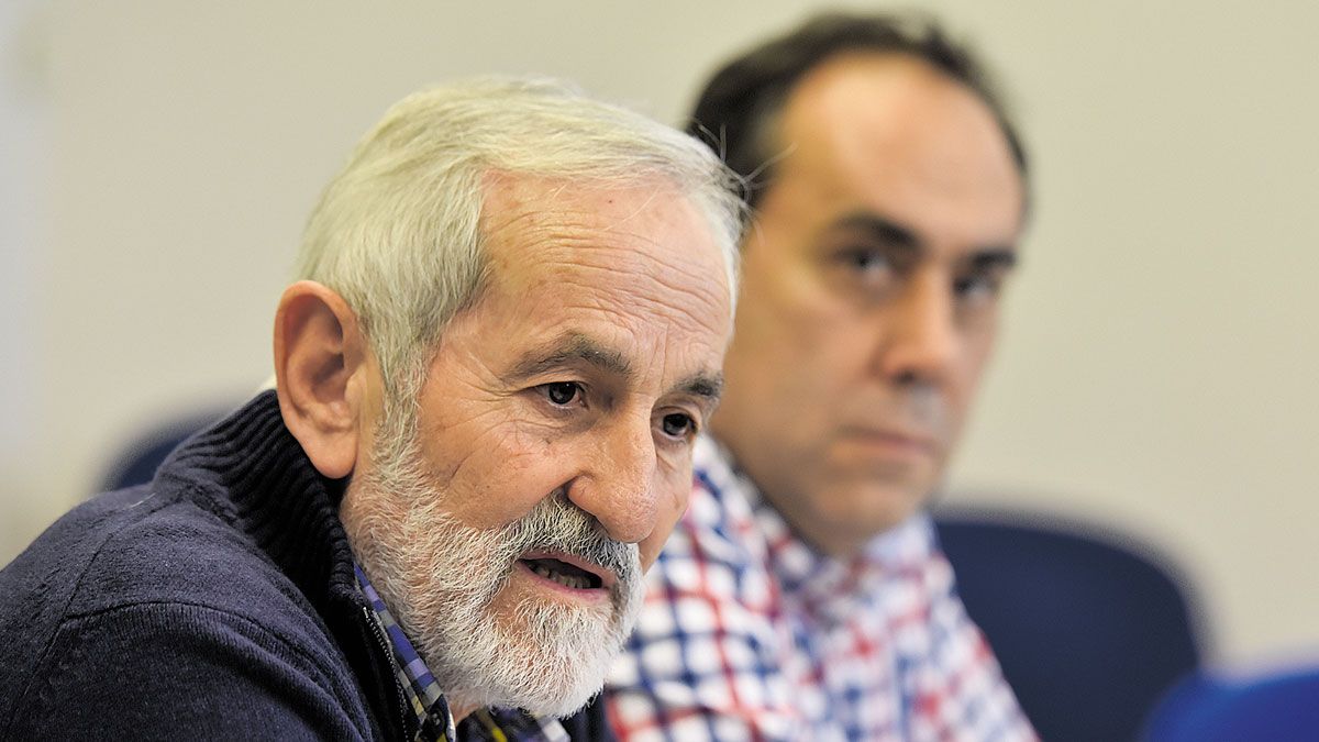 El secretario general de Ugal-UPA, Matías Llorente, y el secretario de organización, Valentín Martínez, durante la rueda de prensa. | SAÚL ARÉN