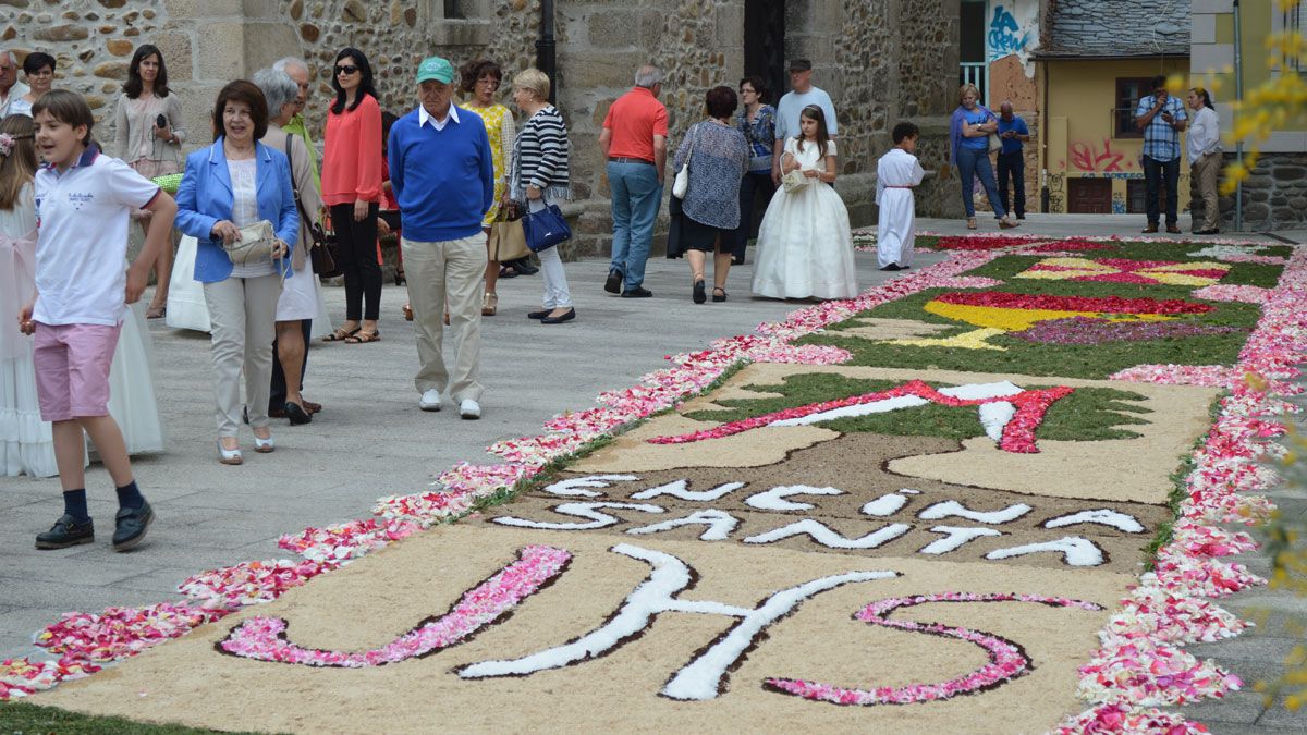 Alfombra floral ayer en la Basílica de La Encina. | L.N.C.