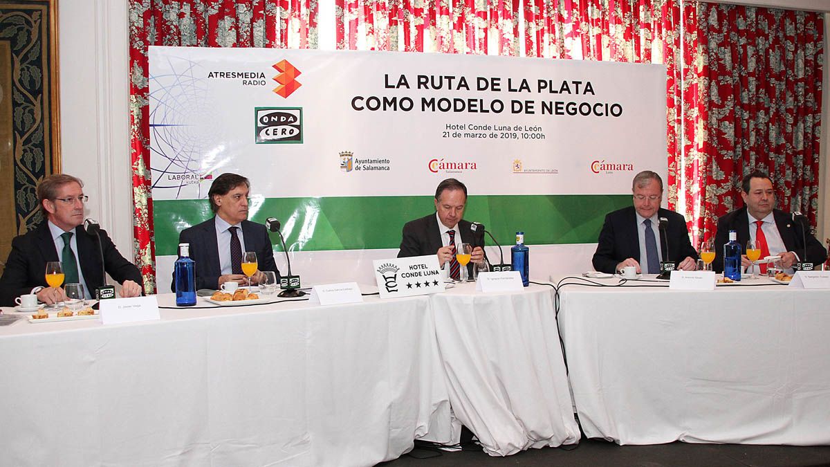 Javier Vega, Carlos Carcía Carbayo, Ignacio Fernández Sobrino, Antonio Silván y Benjamín Crespo, en el encuentro empresarial. | ICAL