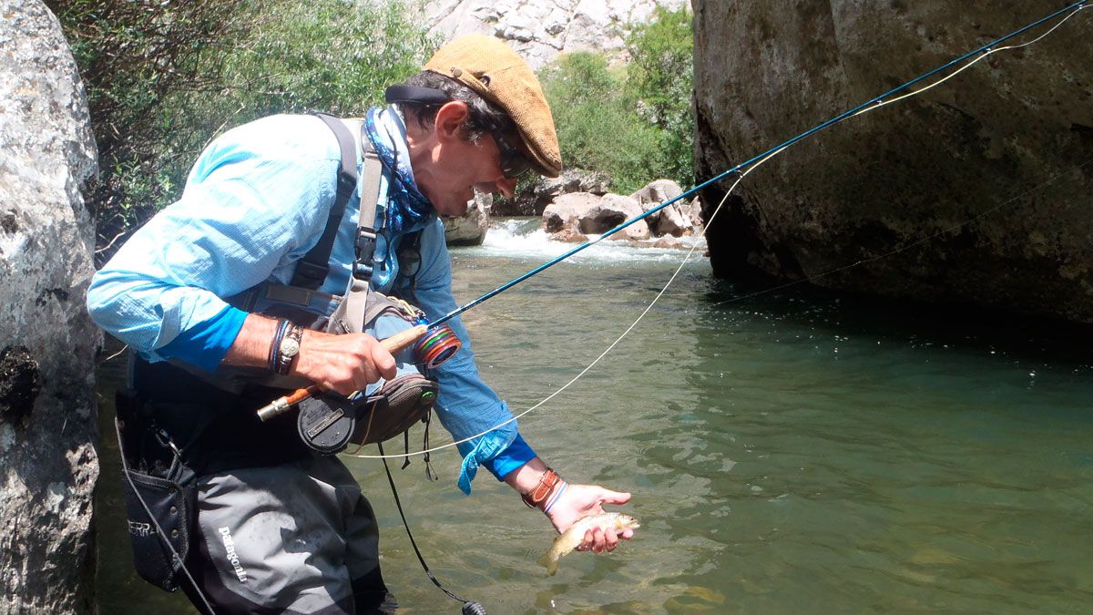 Pescadores en el coto de Vegaquemada, en el río Porma. | R.P.N. Pescadores en el coto de Vegaquemada, en el río Porma. | R.P.N.