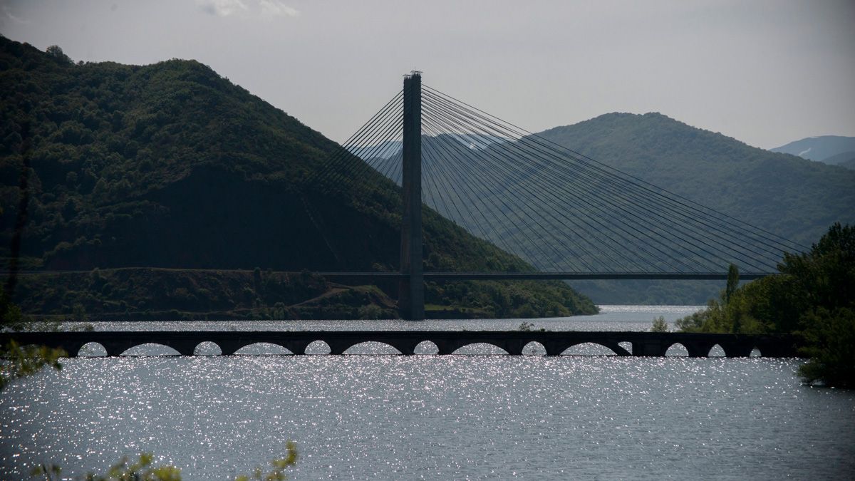 El embalse de Barrios de Luna está al 90% de su capacidad. | MAURICIO PEÑA El embalse de Barrios de Luna está al 90% de su capacidad. | MAURICIO PEÑA