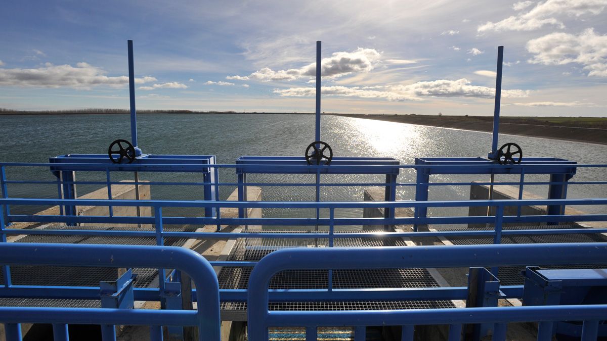 Canal de riego de Los Payuelos, al sureste de la provincia leonesa. | DANIEL MARTÍN