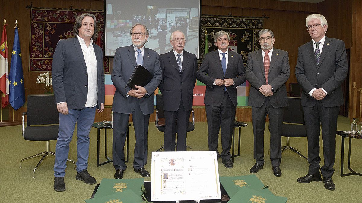 Los cinco últimos rectores de la ULE, incluido el actual (c), junto al moderador del coloquio (i). | MAURICIO PEÑA