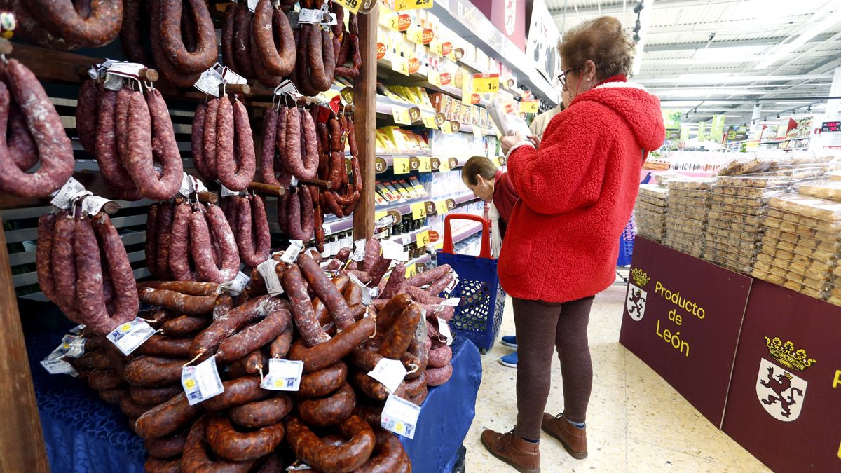 El embutido leonés, junto con los vinos y los hojaldres, fueron los productos más demandados por los clientes de Peñacastillo en el día de ayer. | ICAL