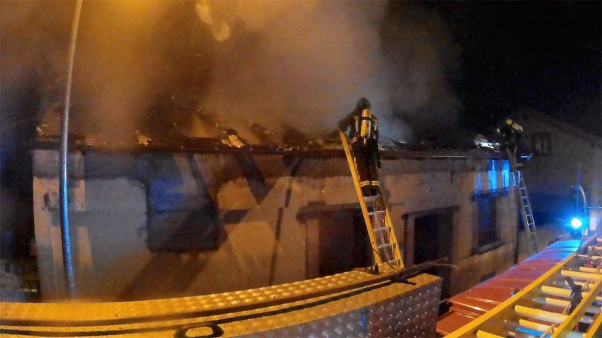 Imagen de las labores de extinción del fuego. | BOMBEROS AYTO. LEÓN