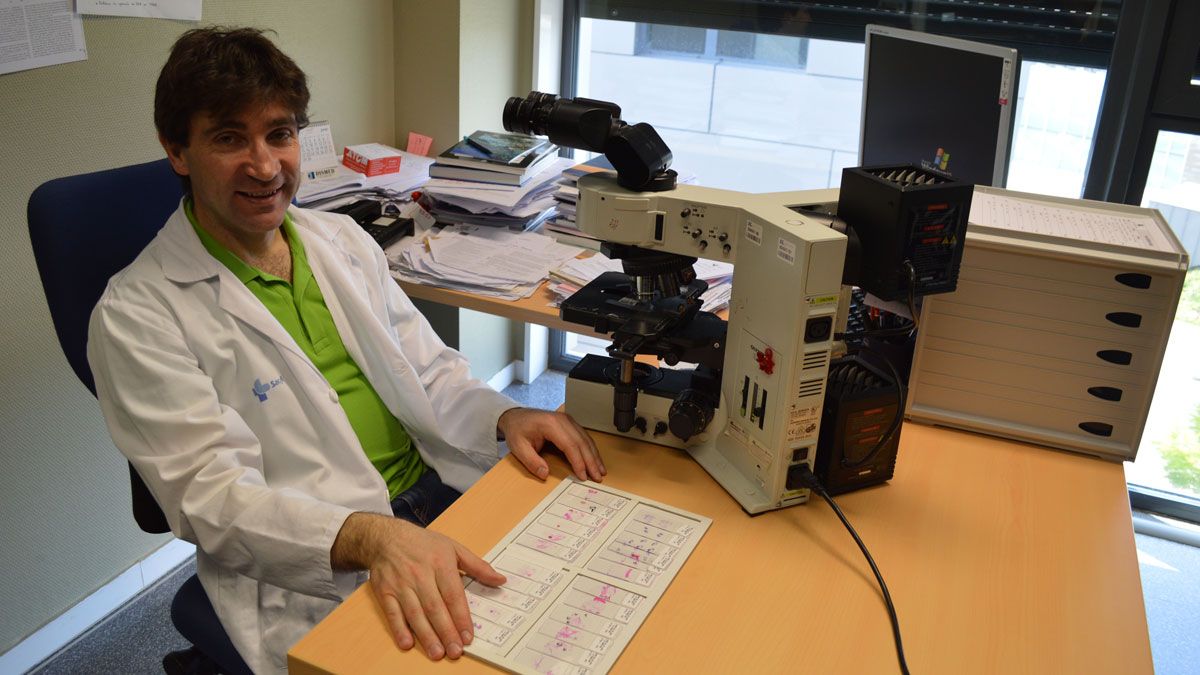 El doctor de Anatomía Patológica del Hospital de León, Emiliano Honrado, en su despacho.