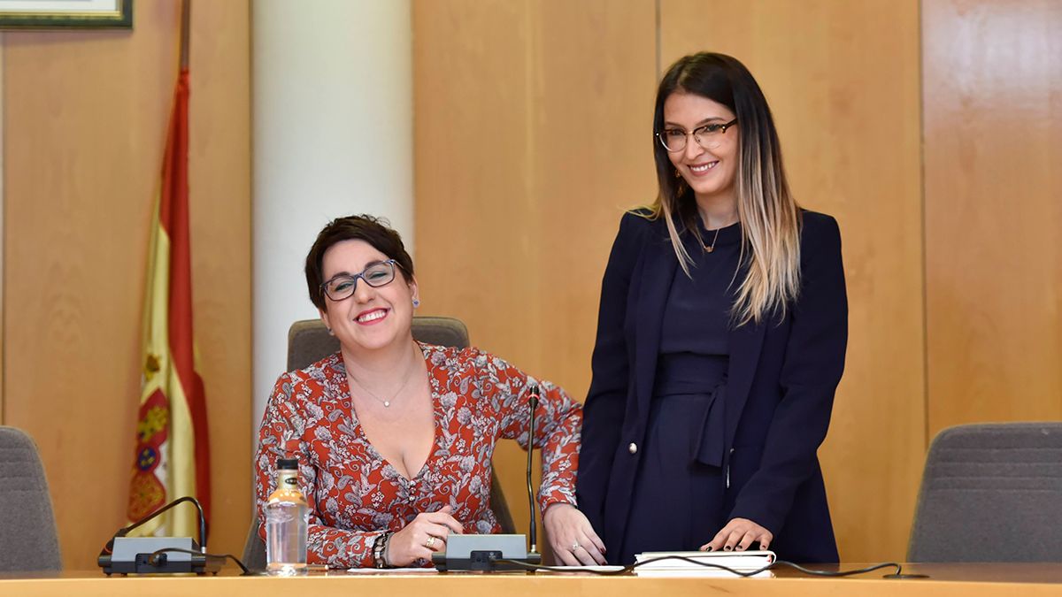 Camino Cabañas y Tamara Velilla, cuando la edil tomó posesión de su cargo. | SAÚL ARÉN