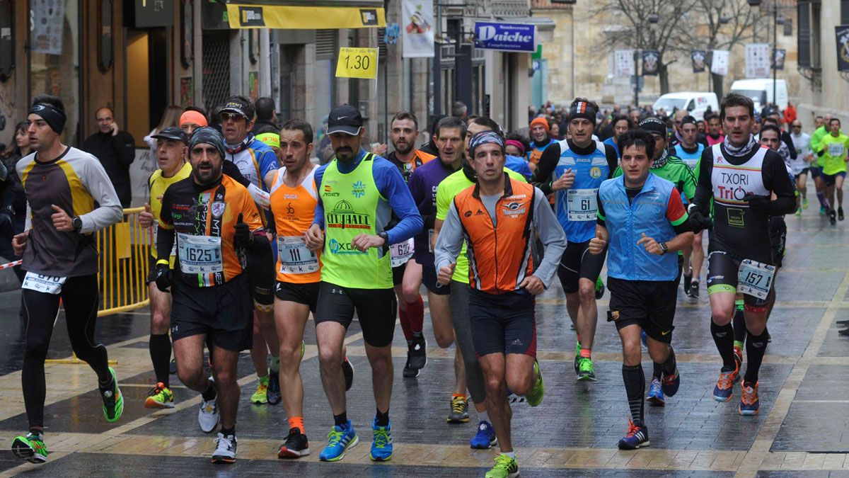 La media maratón llenará de nuevo las calles leonesas. | DANIEL MARTÍN