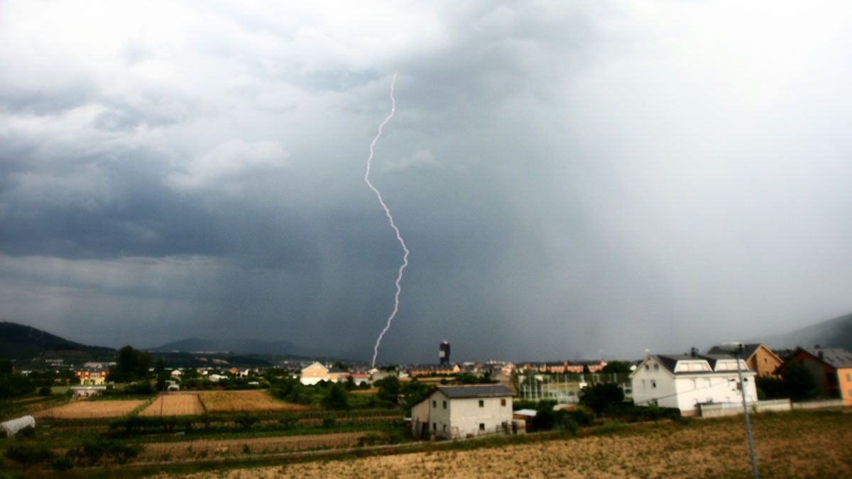 Imagen de una de las tormentas caídas sobre la provincia en los últimos días. | CÉSAR SÁNCHEZ (ICAL)