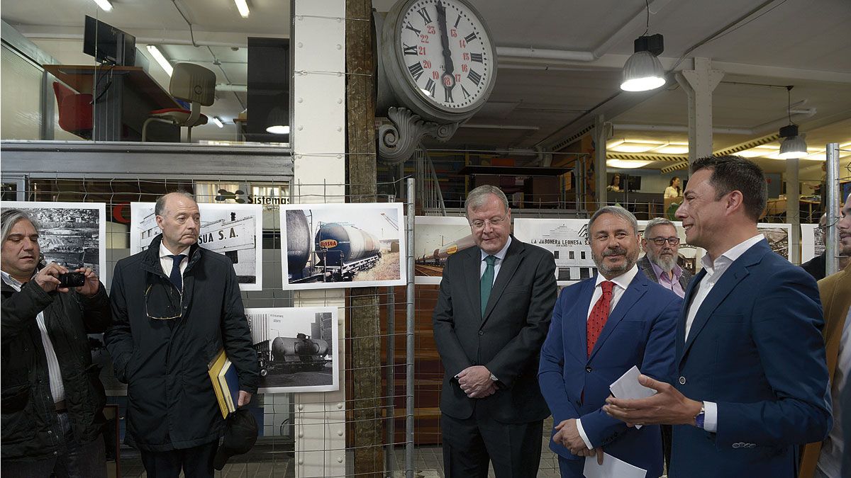Antonio Silván, Jesús Riol y Eduardo Tocino acudieron a la inauguración de la exposición a la que también acudieron vecinos del barrio. | MAURICIO PEÑA