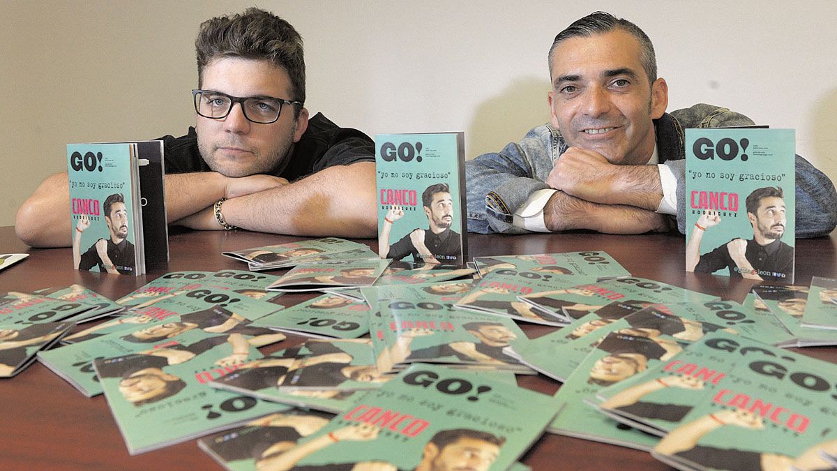 Alejandro Zabaleta y Alejandro Gutiérrez muestran el primer número de ‘La Guía Go!León’. | MAURICIO PEÑA