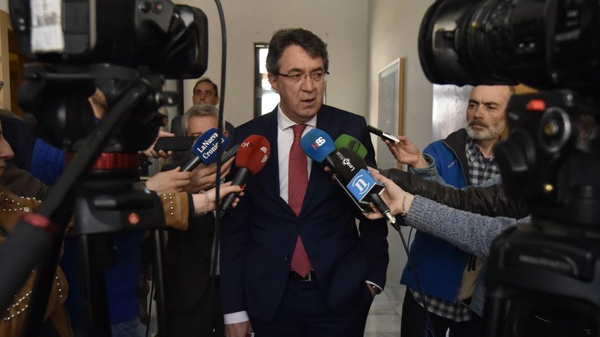 El presidente de la Diputación, Juan Martínez Majo, atiende a los medios. | SAÚL ARÉN El presidente de la Diputación, Juan Martínez Majo, atiende a los medios. | SAÚL ARÉN
