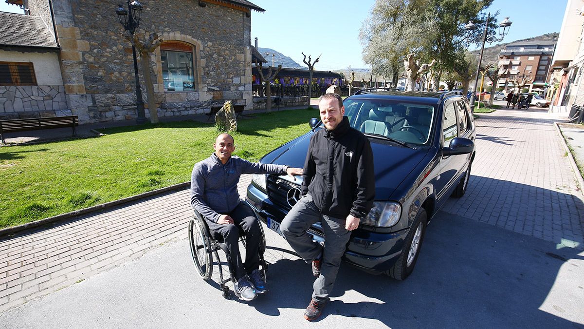 Pedro González (I) e Iván Rodríguez (D), integrantes del equipo No Limits Bierzo Raid Team, junto al coche en el que participará en el proyecto solidario Oasis Raid 2019. | ICAL