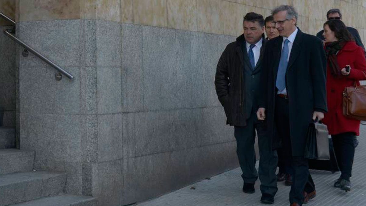 Miguel Seco (izquierda) llegando a los juzgados de la capital leonesa.