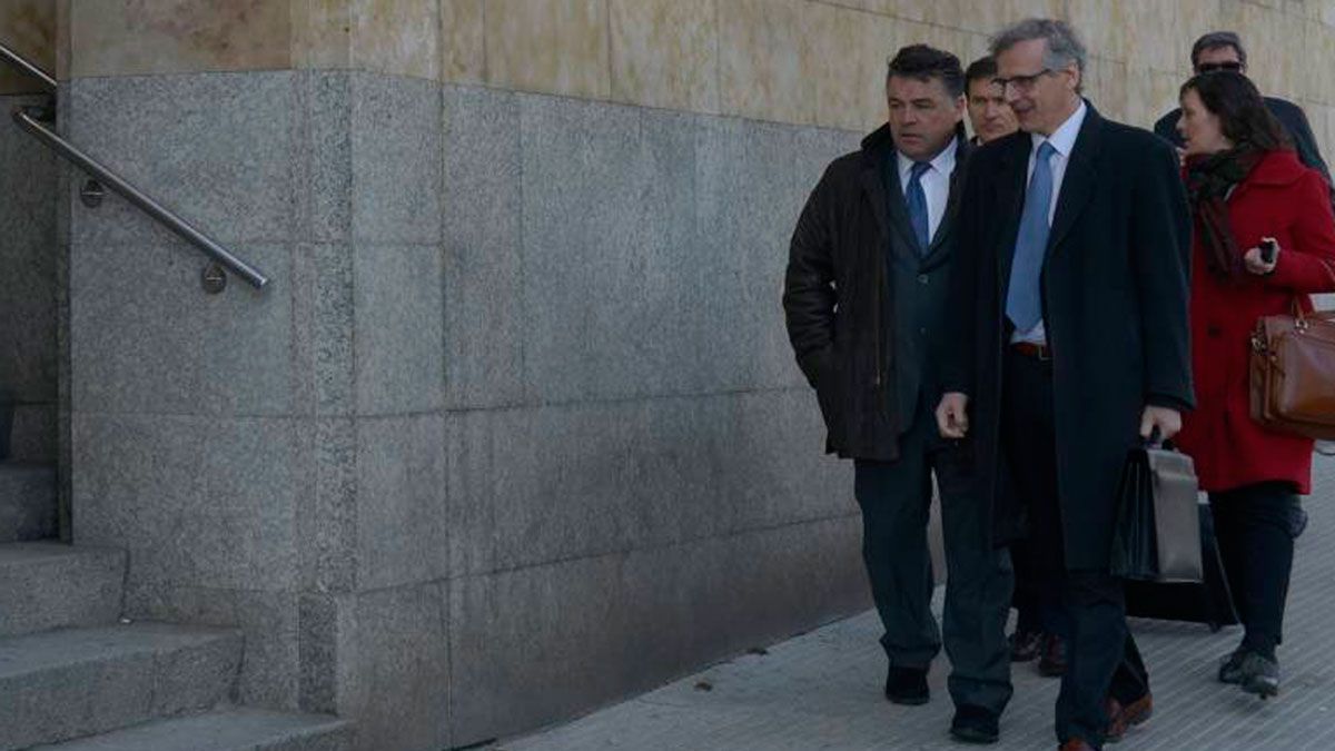 Miguel Seco (izquierda) llegando a los juzgados de la capital leonesa. Miguel Seco (izquierda) llegando a los juzgados de la capital leonesa.