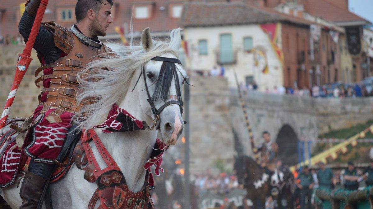 Caballeros y escuderos batallaron ante la expectación de miles de personas. | P. FERRERO