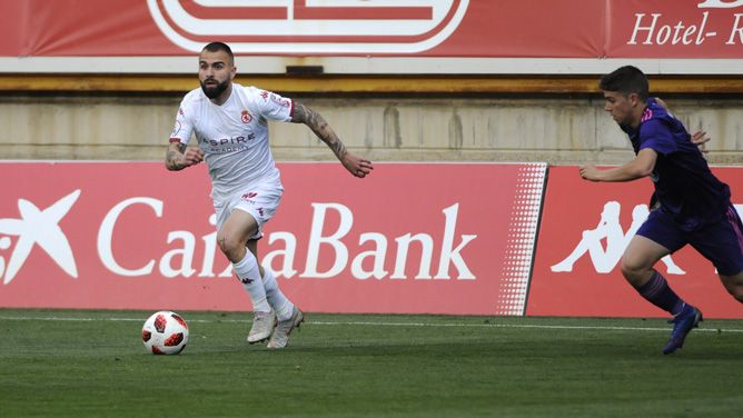 Javi Jiménez da un pase ante la defensa del Celta B. | MAURICIO PEÑA