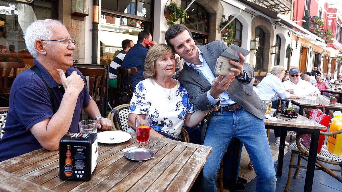 Pablo Casado en su última visita a León, en junio del año pasado, en la calle Ancha. | ICAL