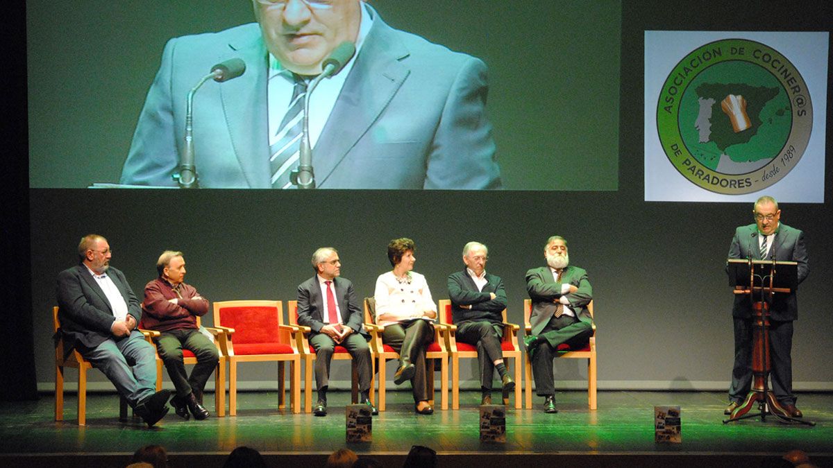 El coliseo acogió el acto institucional con motivo del 50 aniversario del Albergue-Escuela de Hostelería. | ABAJO