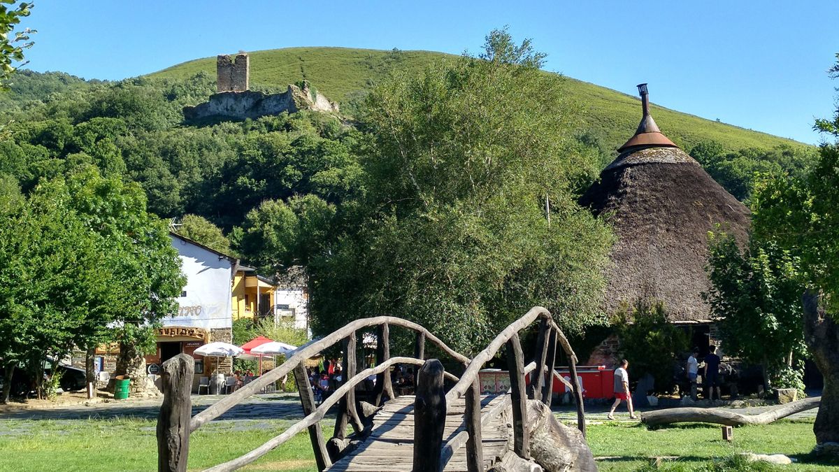Los encantos de Balboa con las pallozas y los restos de su fortaleza al fondo. | MAR IGLESIAS Los encantos de Balboa con las pallozas y los restos de su fortaleza al fondo. | MAR IGLESIAS