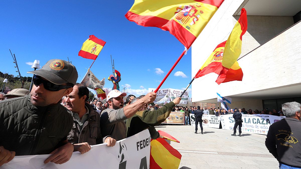 Protesta del colectivo de cazadores frente a las Cortes a principios de este mes de marzo. | ICAL