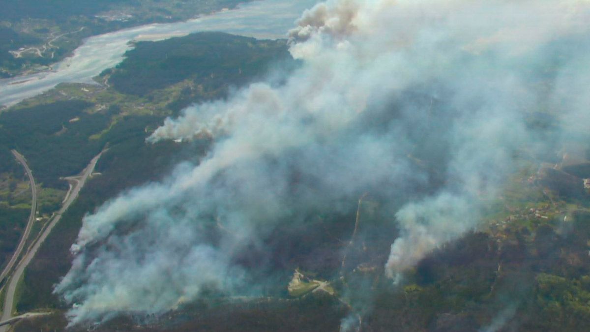 Imagen aérea del incendio desde un helicóptero del Ministerio que trabaja en la extinción.