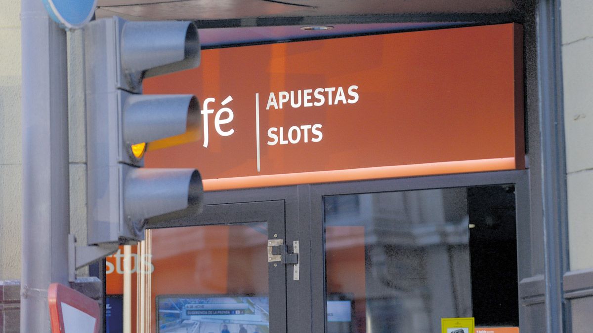 Uno de los múltiples establecimientos con espacios para las apuestas de la capital leonesa. | MAURICIO PEÑA