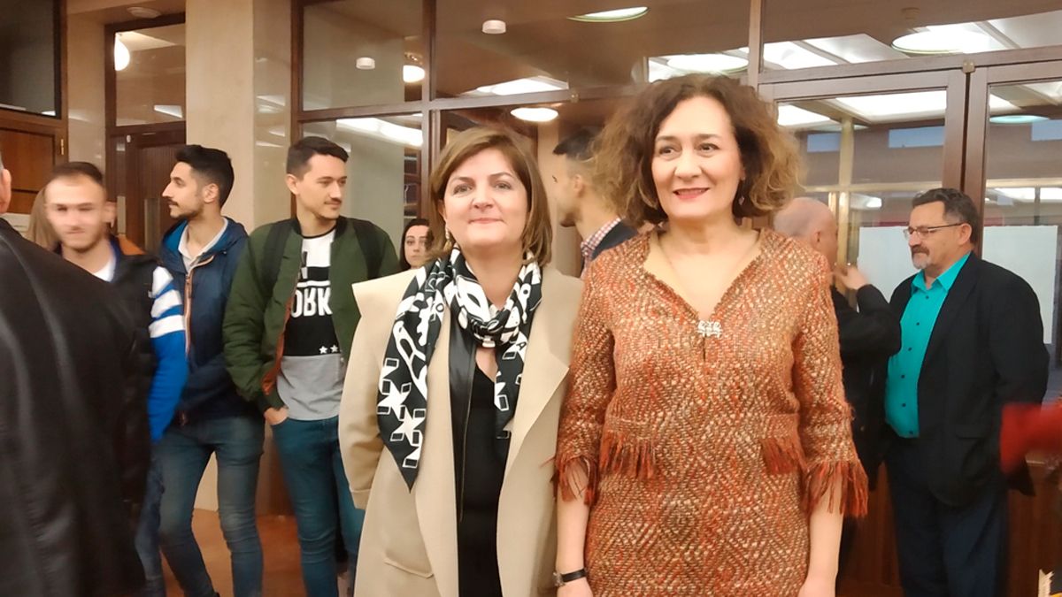 La alcaldesa con la directora del centro premiado. | MAR IGLESIAS