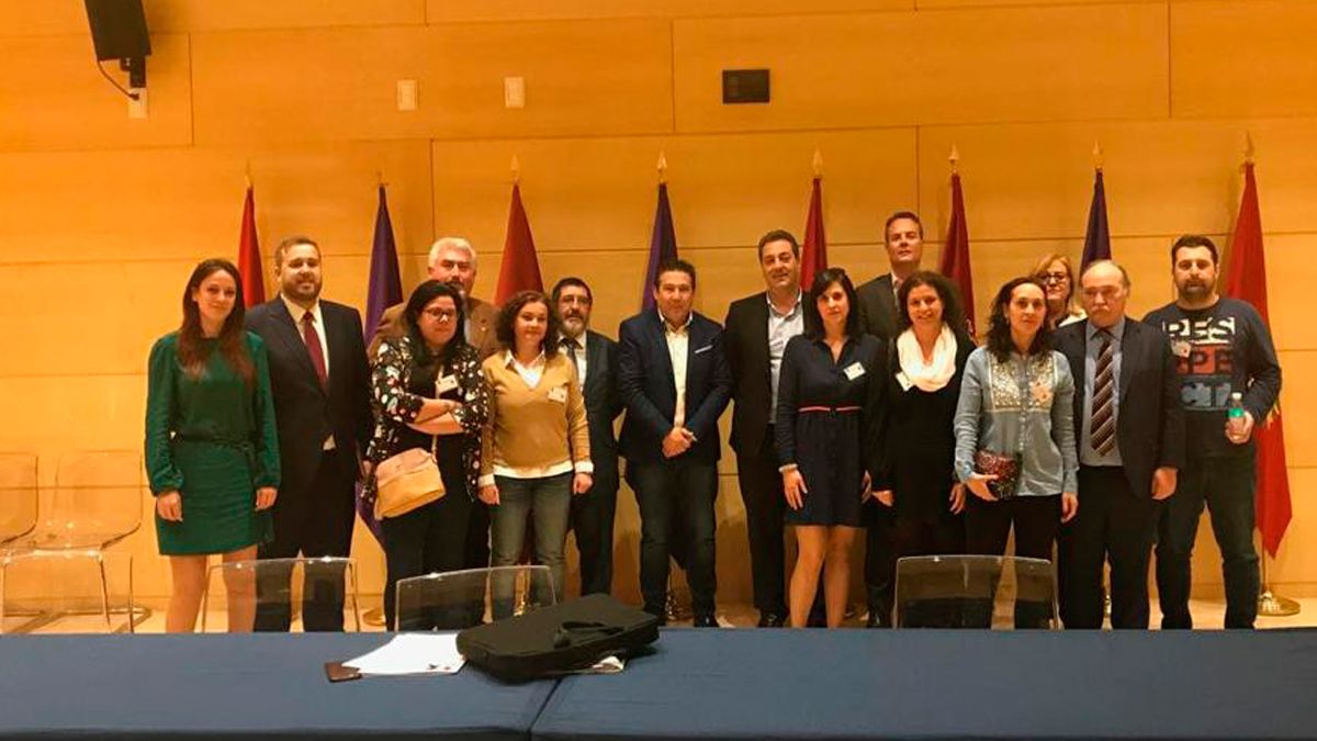 Los trabajadores este martes en las Cortes regionales.