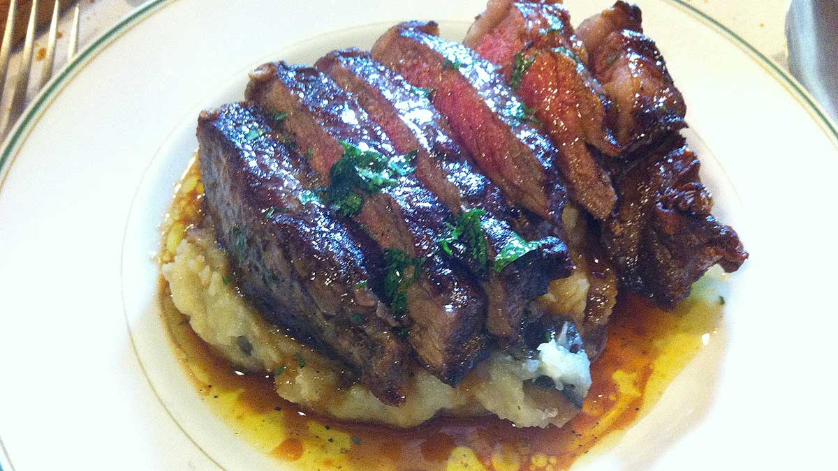 Entrecot sobre puré de setas. | DANIEL MARTÍN