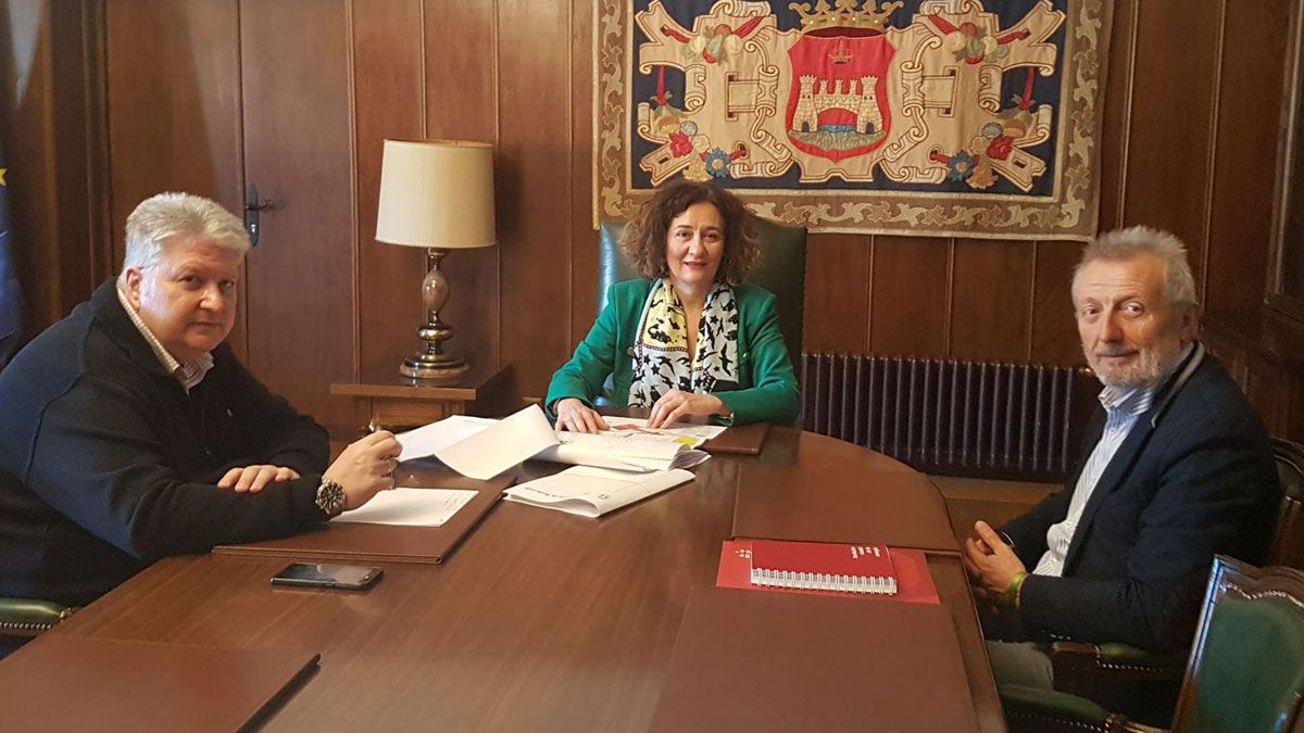 Reunión entre la alcaldesa de Ponferrada, Gloria Fernández Merayo, y el director de Ciuden, Arsenio Terrón.