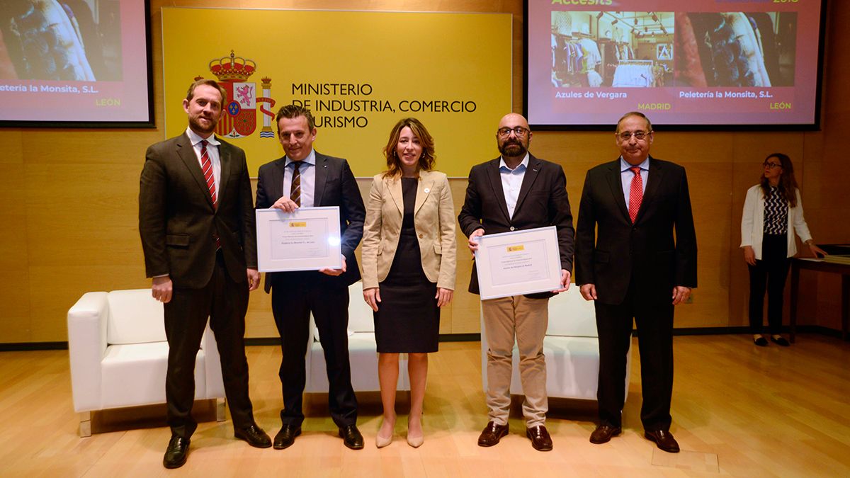 El propietario de La Monsita, Javier Lastra (segundo por la izquierda), junto a la secretaria de Estado, Xiana Méndez. | L.N.C. El propietario de La Monsita, Javier Lastra (segundo por la izquierda), junto a la secretaria de Estado, Xiana Méndez. | L.N.C.